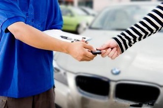 <b>怎样判断轿车发动机抖动的故障？</b>
